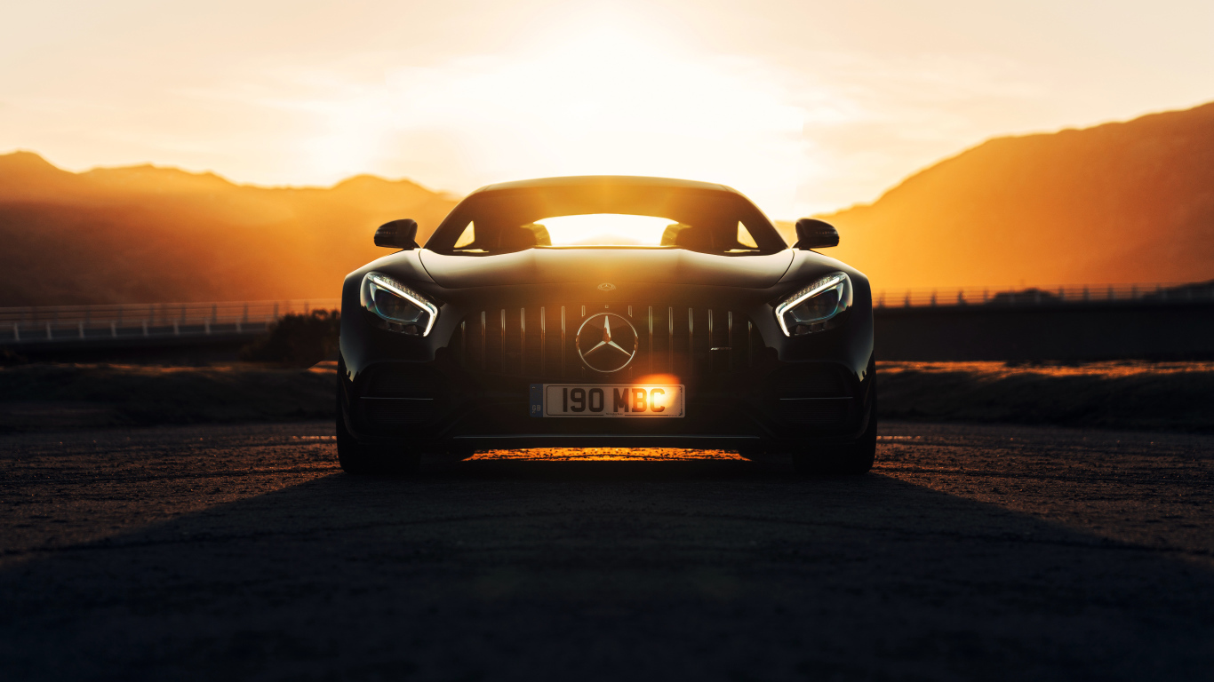 Стильный черный автомобиль Mercedes-AMG GT C на фоне заката