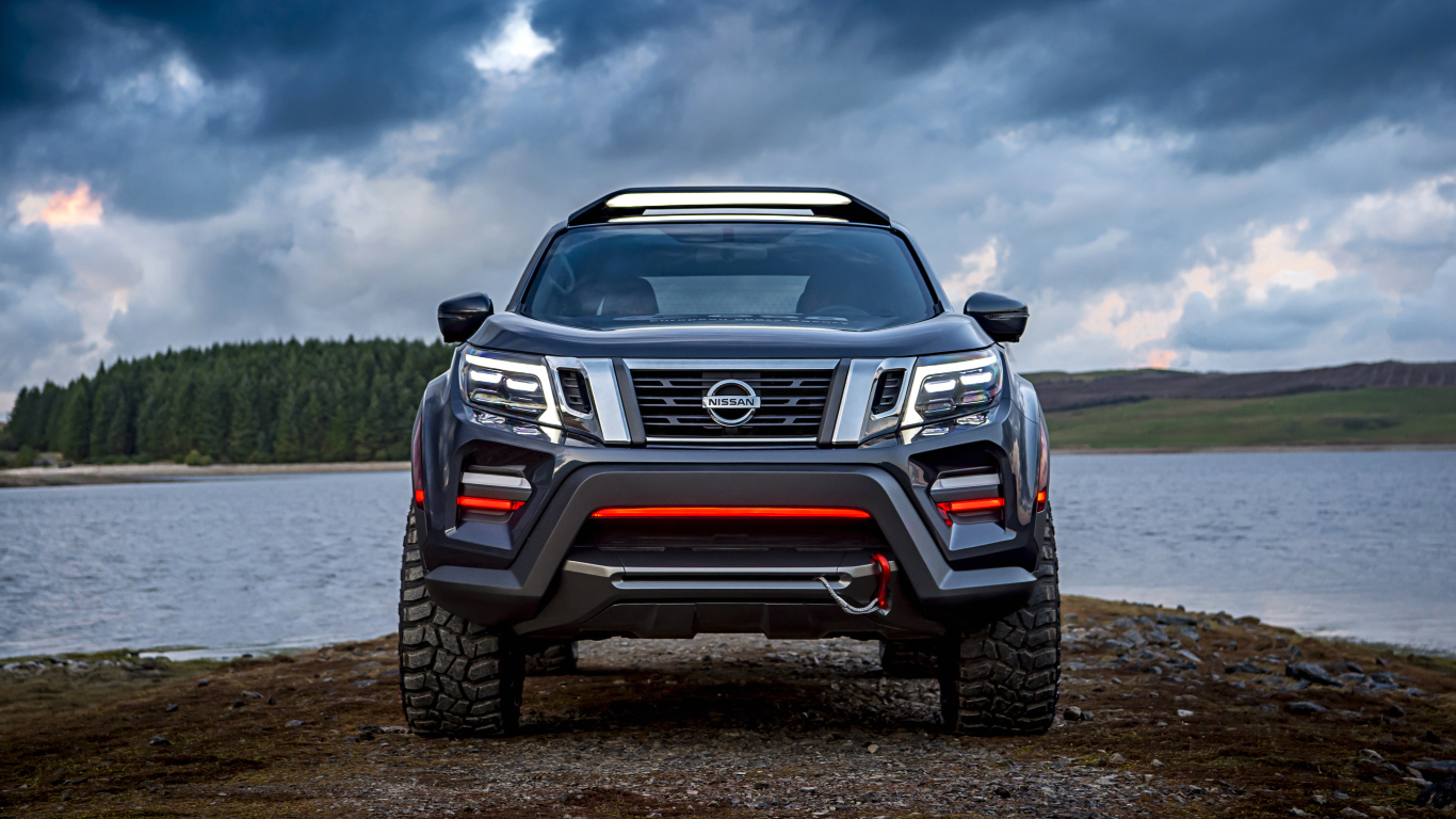 Внедорожник Nissan Navara на фоне грозового неба