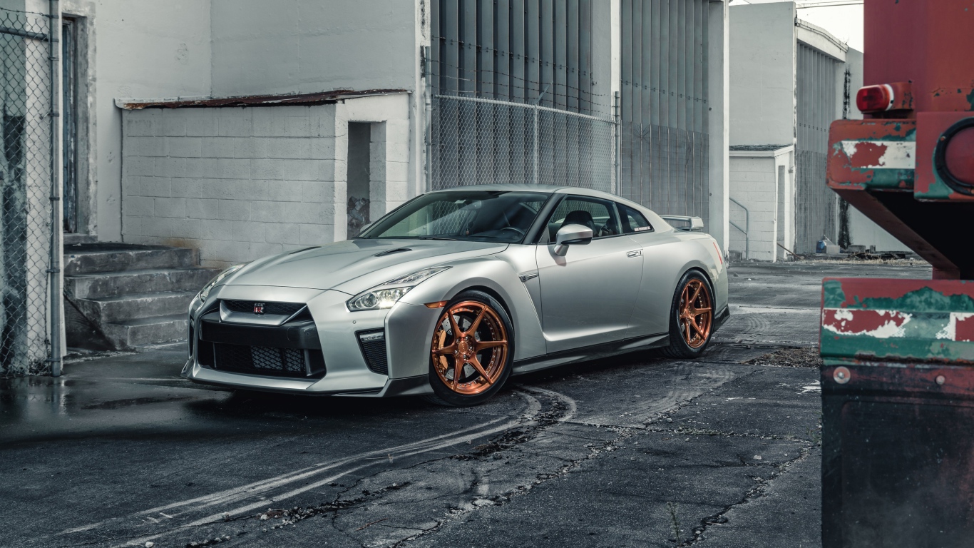 Серебристый автомобиль Nissan GTR