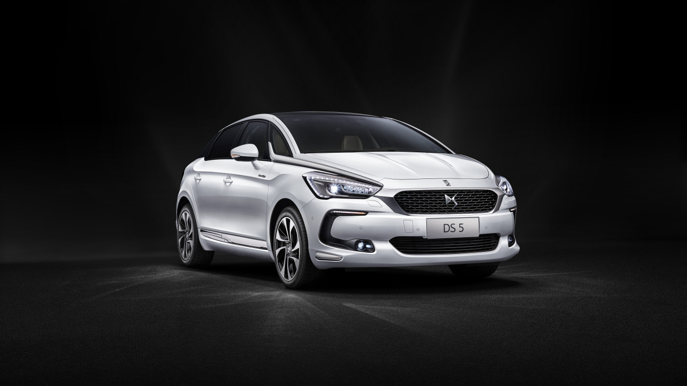 Серебристый автомобиль DS 5 Prestige на черном фоне