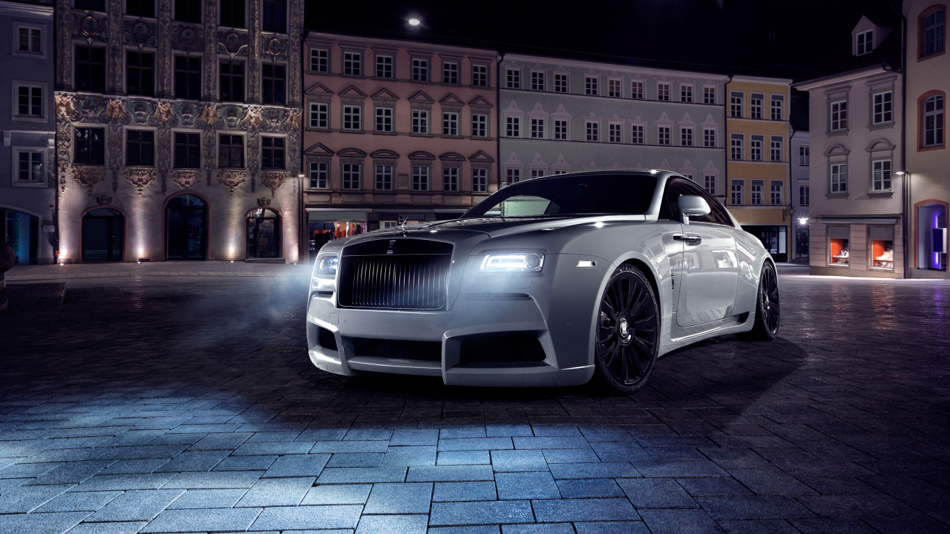 Дорогой автомобиль Rolls Royce Wraith с включенными фарами