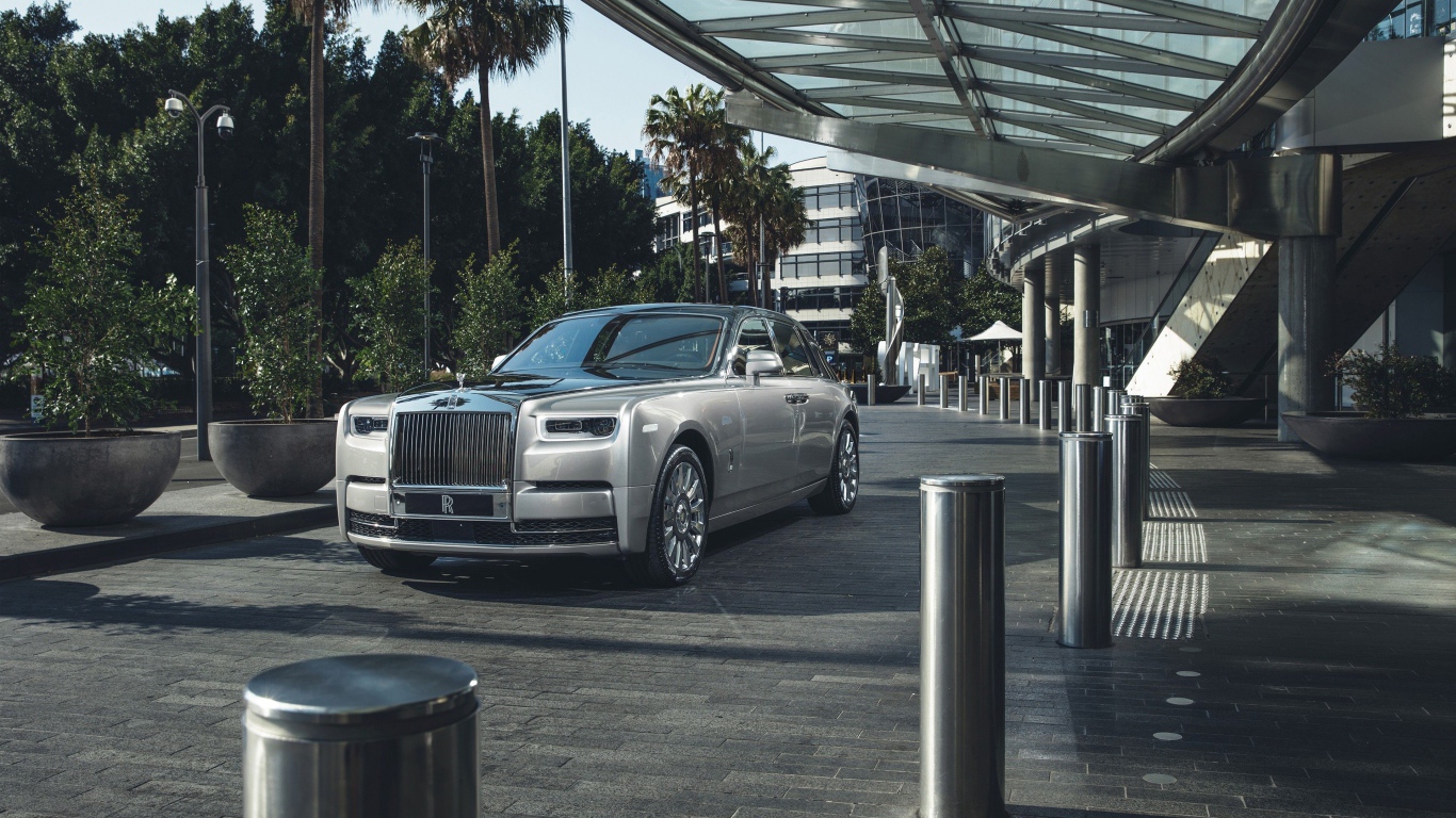 Серебристый стильный Rolls Royce Phantom 2018