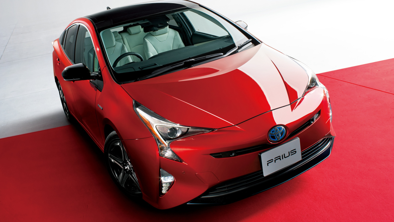 Красный автомобиль Toyota Prius Touring Select 20th Anniversary Limited, 2018