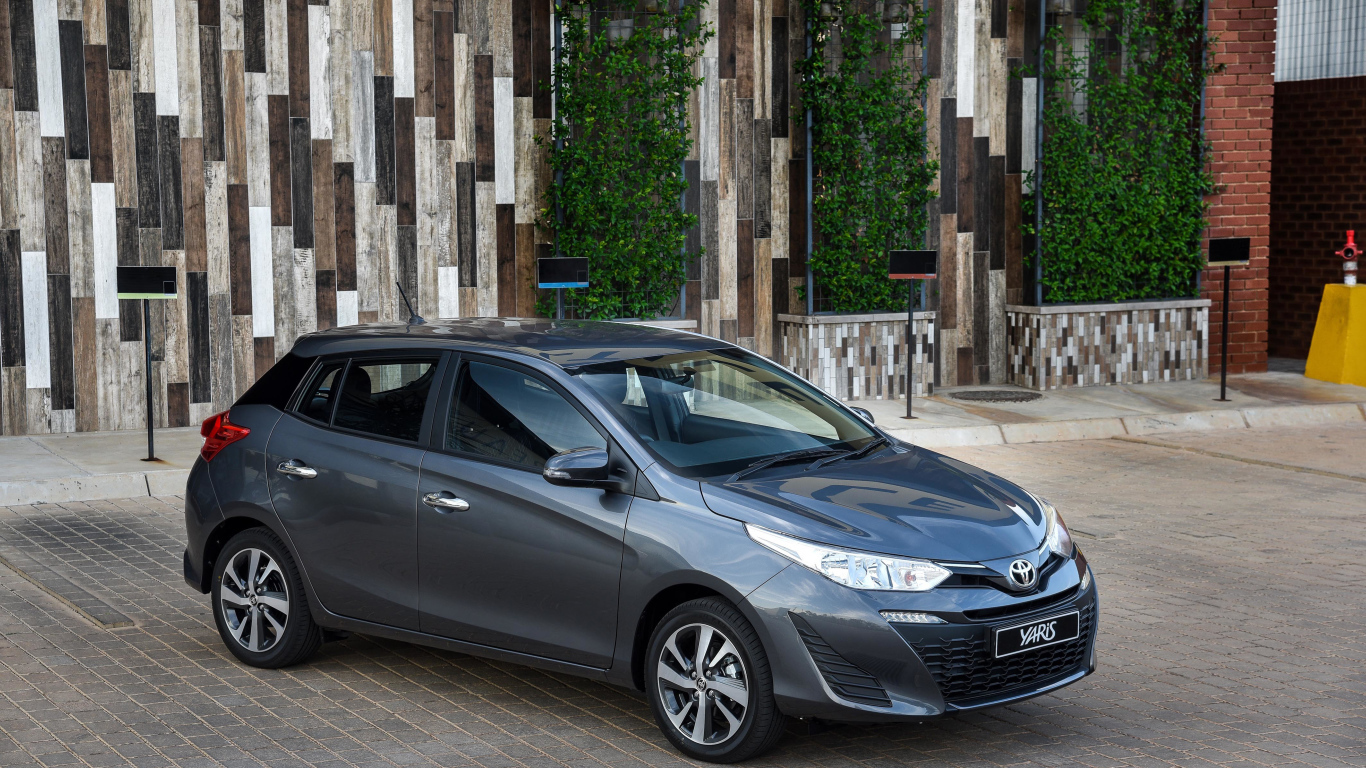 Серебристый автомобиль Toyota Yaris, 2018
