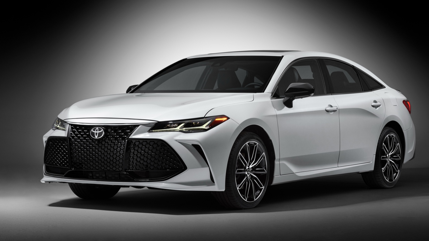 Белый автомобиль Toyota Avalon Touring, 2019 на сером фоне