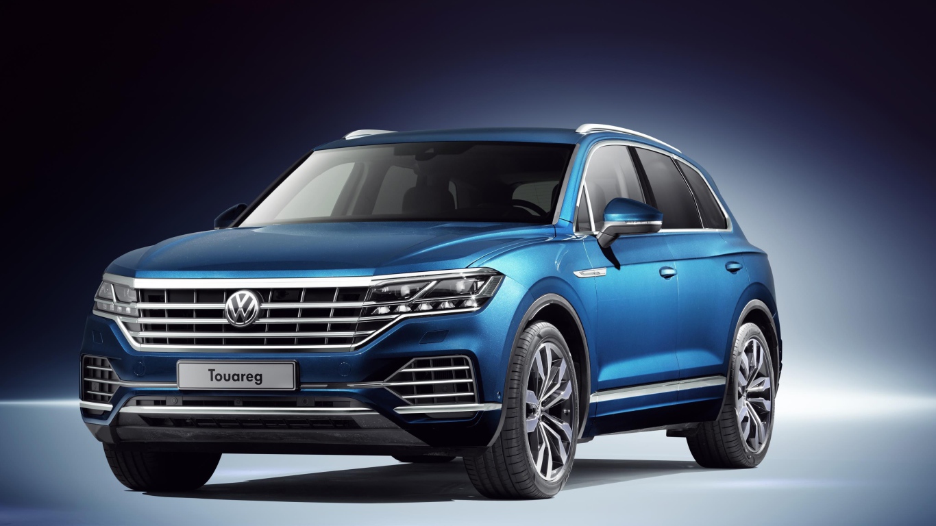 Синий автомобиль Volkswagen Touareg 2019 года