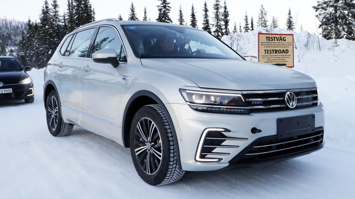 Серебристый внедорожник Volkswagen Tiguan, 2019 года на снегу