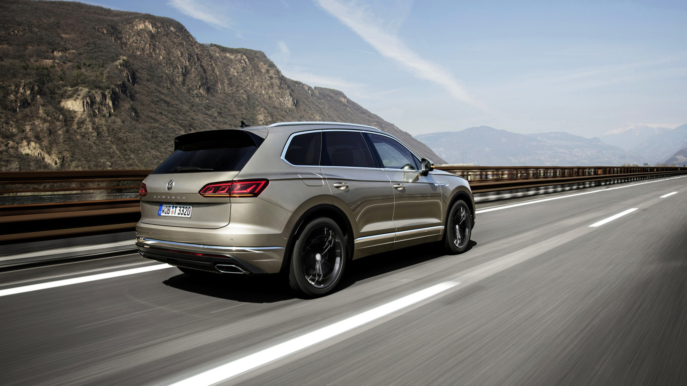 Автомобиль Volkswagen Touareg, 2018 года на трассе