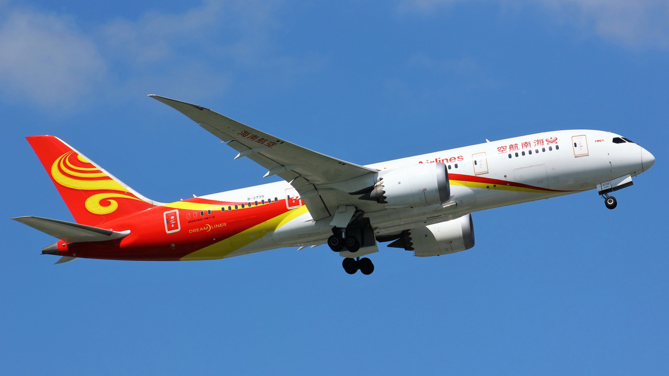 Пассажирский самолет Boeing 787-8 взлетает