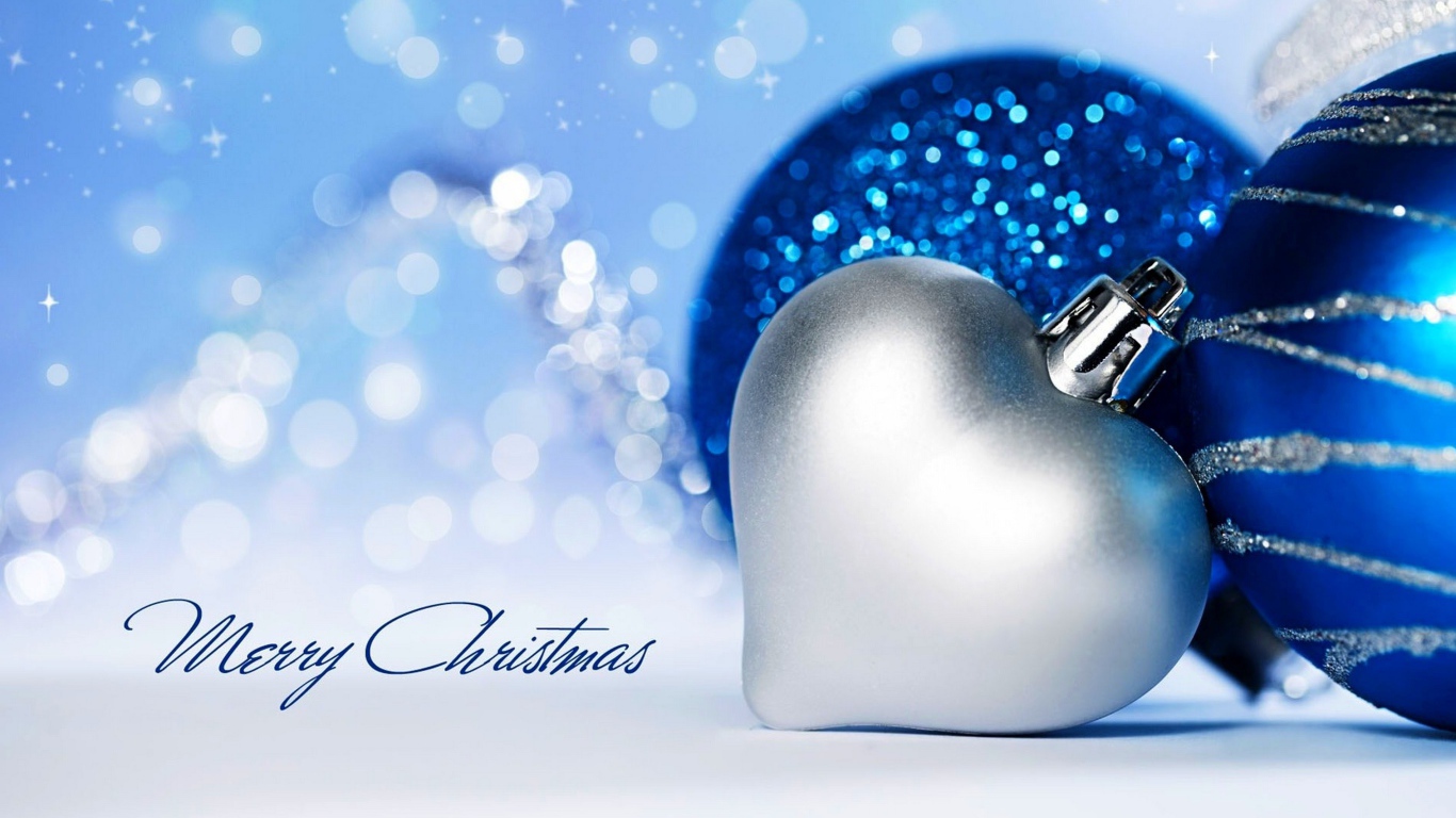 Голубая и серебряная елочные игрушки на Рождество 2019