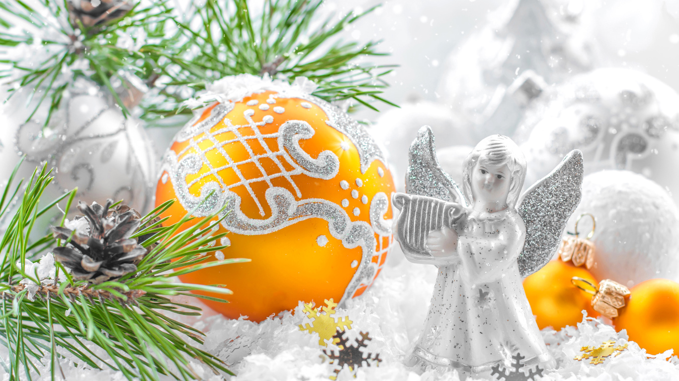 Рождественский ангел и елочная игрушка на снегу 