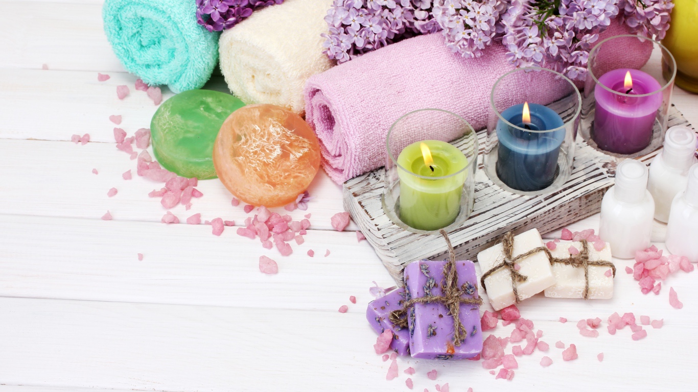 Свечи, мыло и полотенца для SPA процедур с ветками сирени