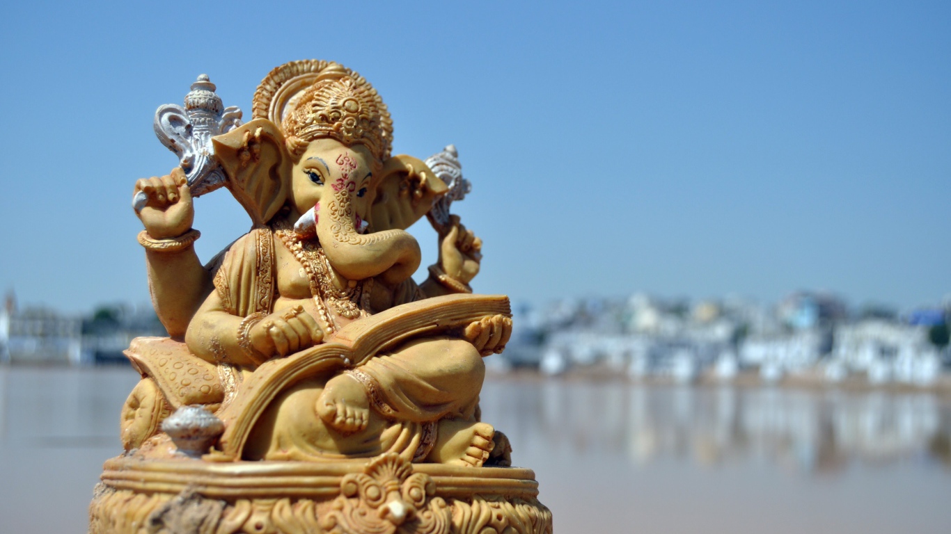 Статуя бога слона Ганеша под голубым небом
