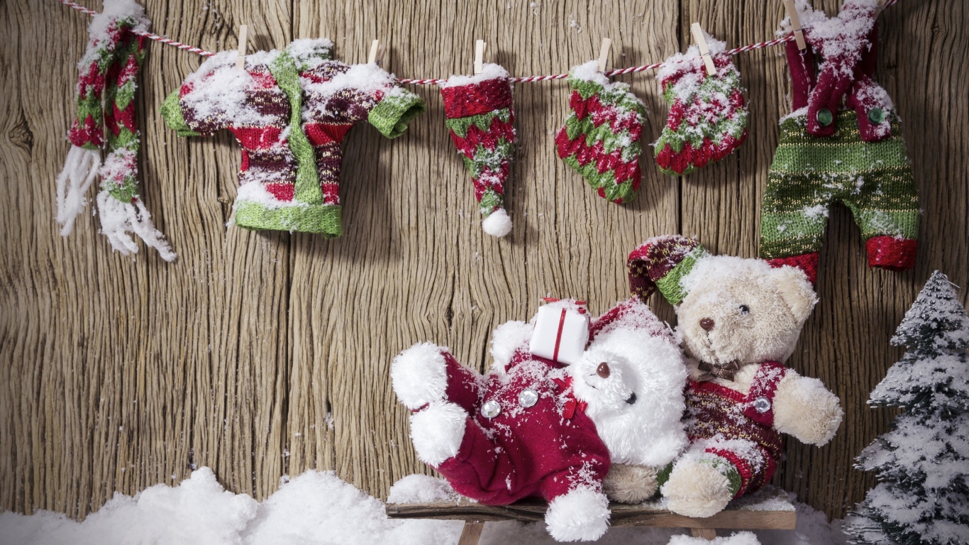 Два плюшевых мишки в теплых костюмах зимой