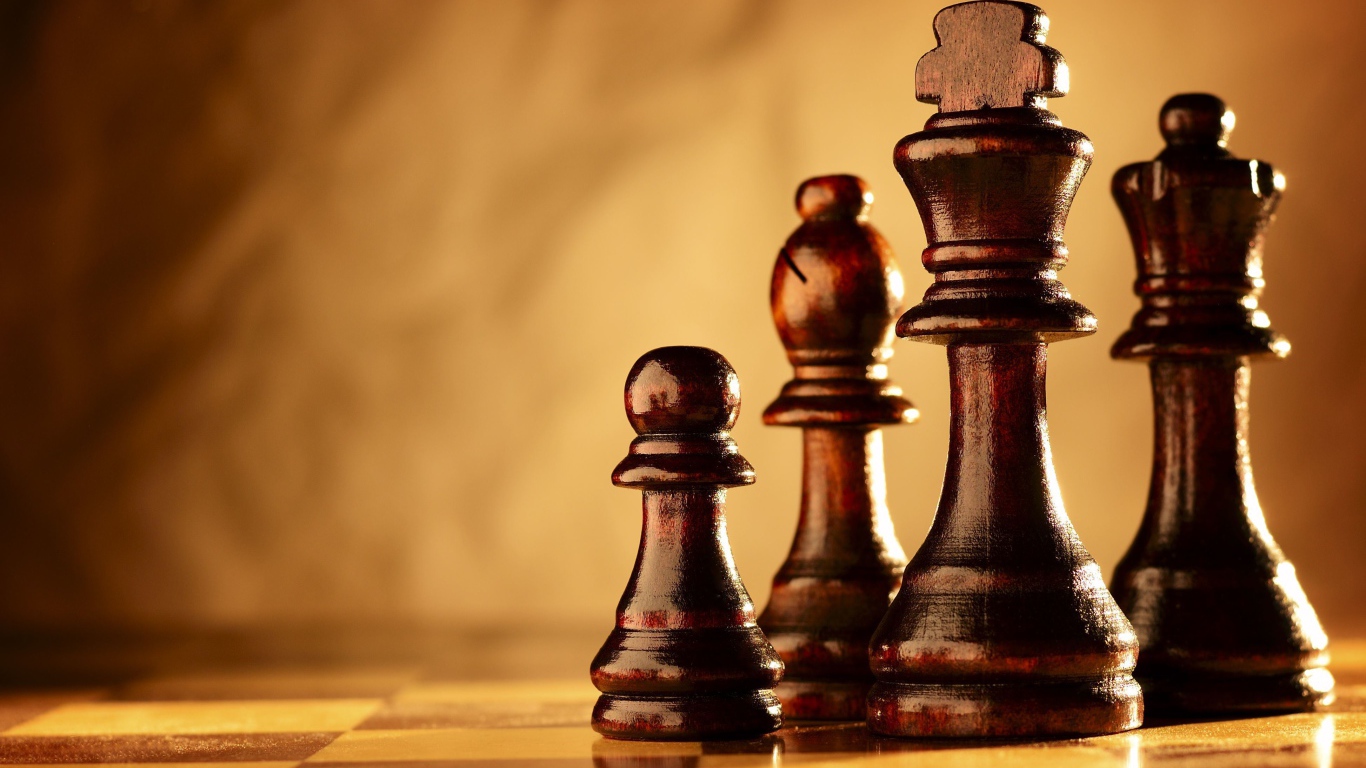 Деревянные шахматные фигуры на шахматной доске