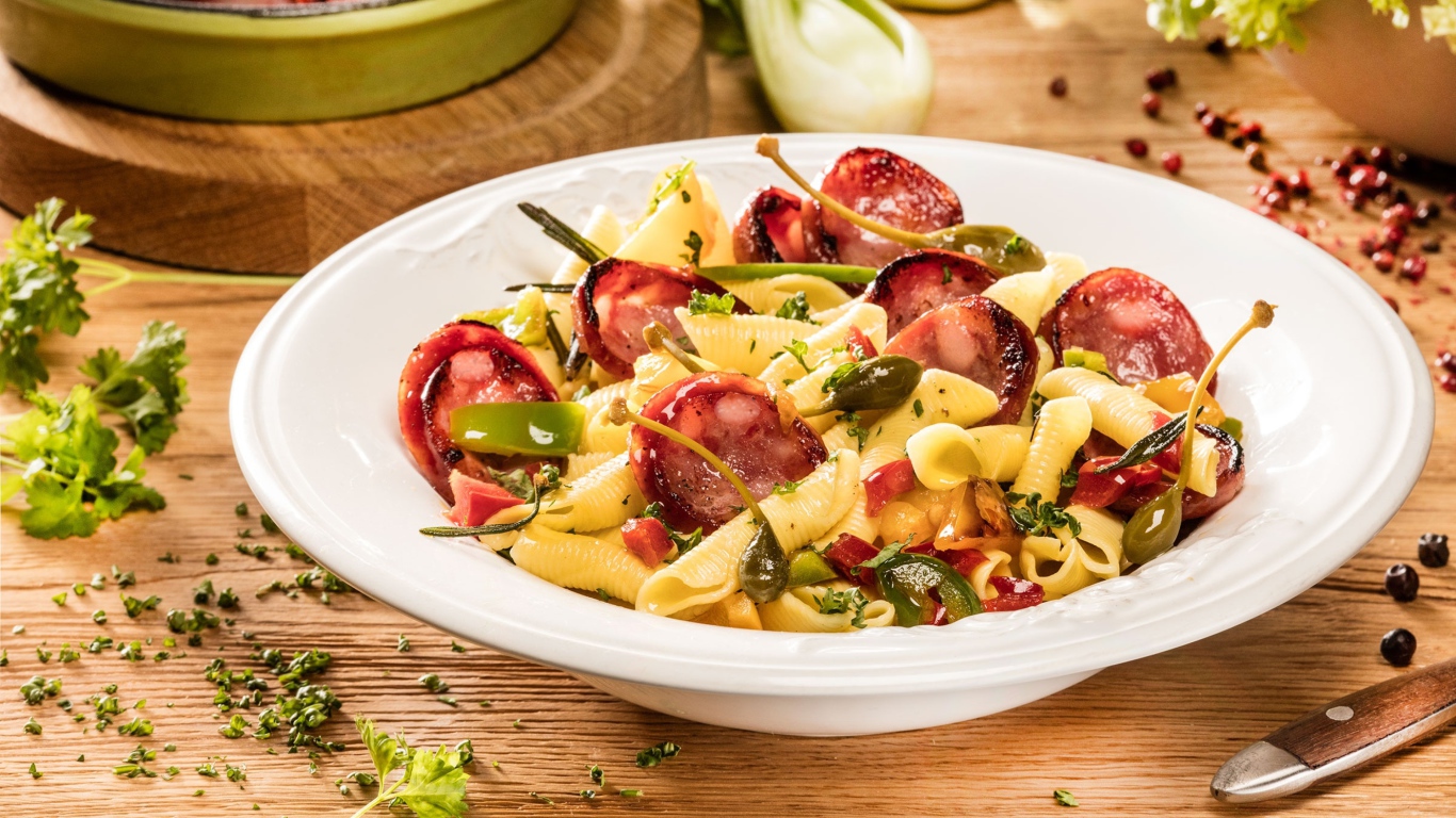 Тарелка макарон с колбасой и зеленью