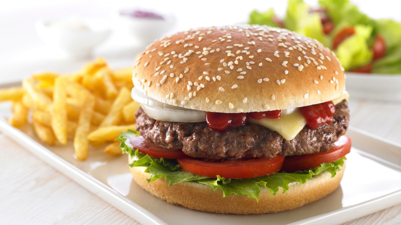 Аппетитный большой гамбургер с картофелем фри
