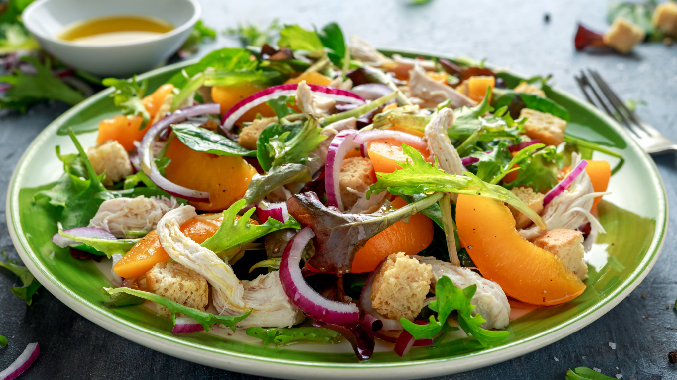 Аппетитный салат с курицей на большой тарелке