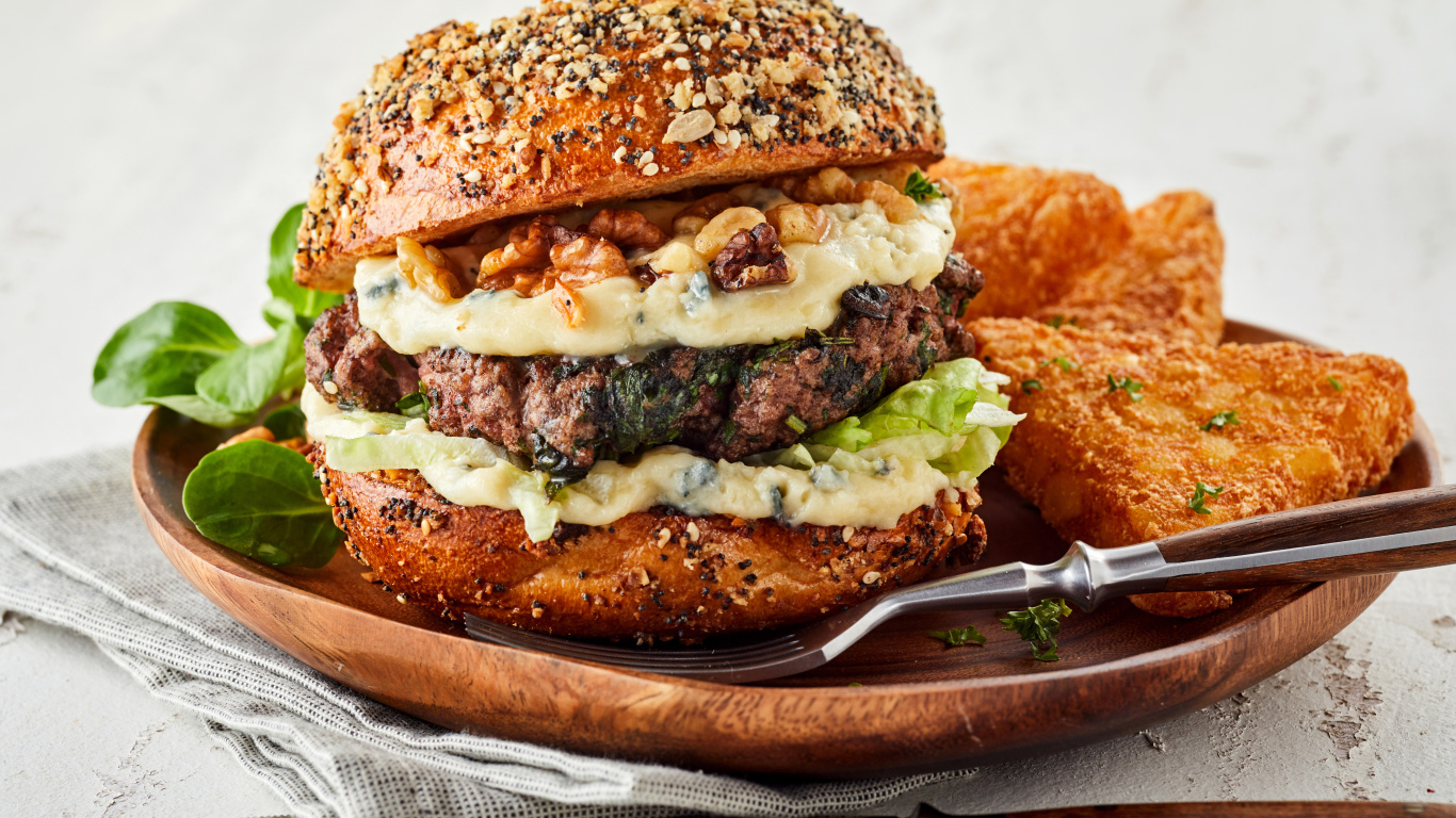 Аппетитный гамбургер на деревянной тарелке