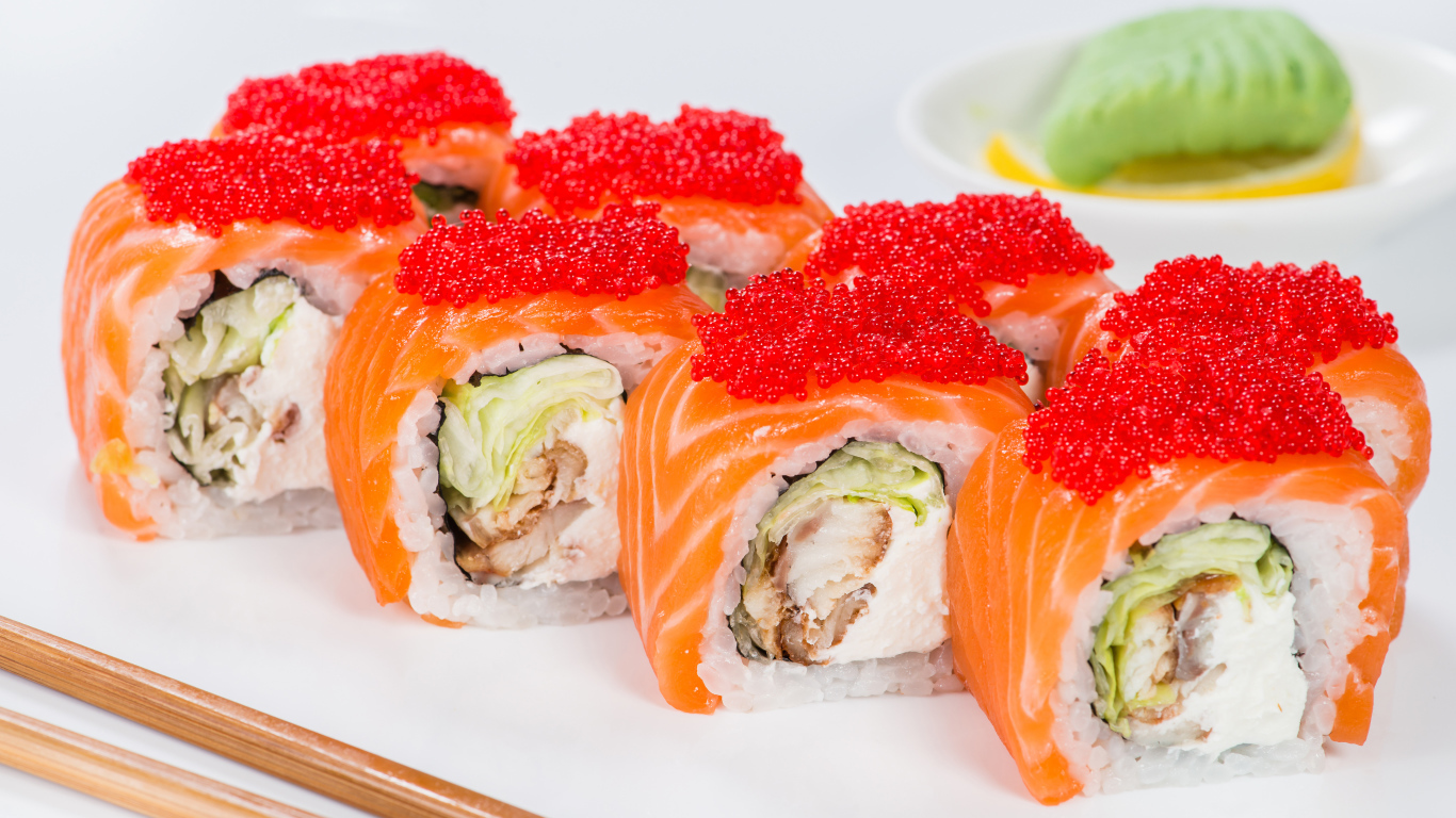 Аппетитные роллы с красной рыбой и красной икрой