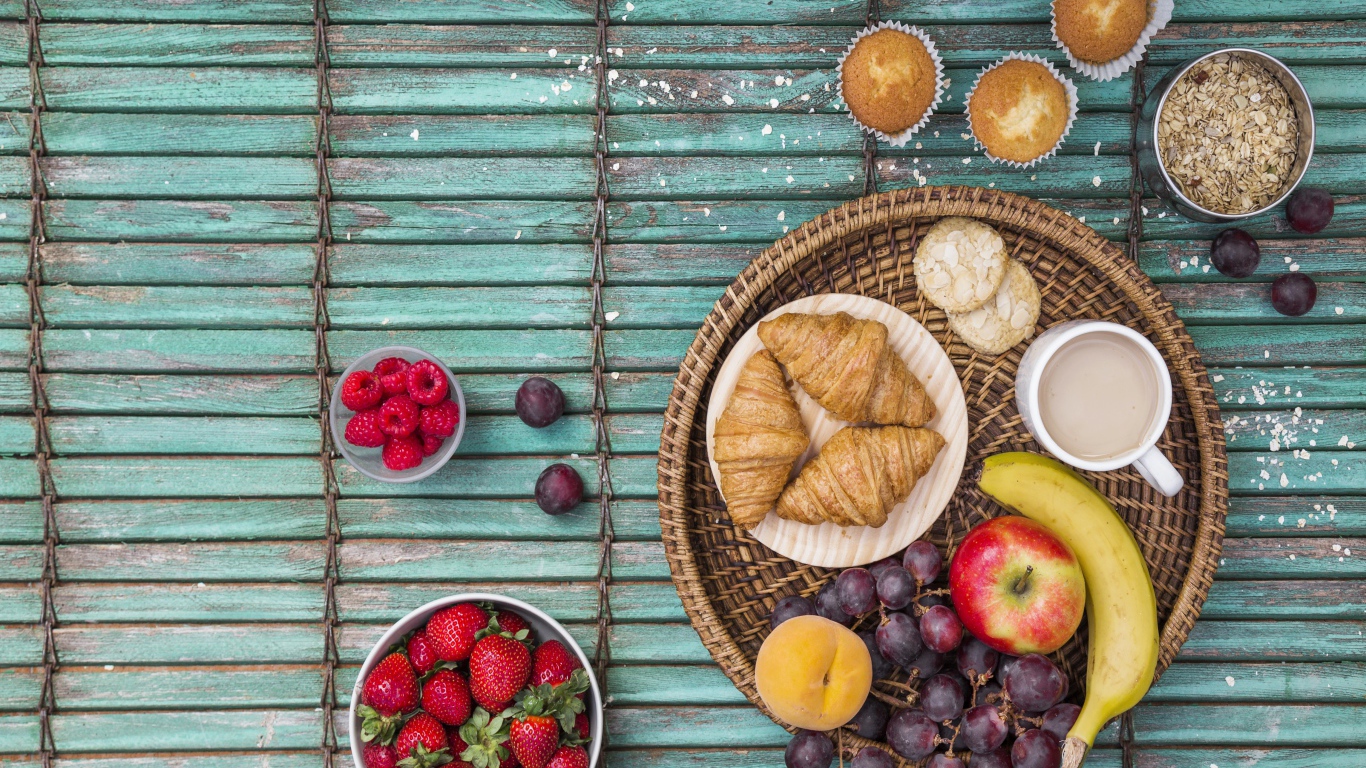 Ягоды со свежими круассанами и кофе на завтрак