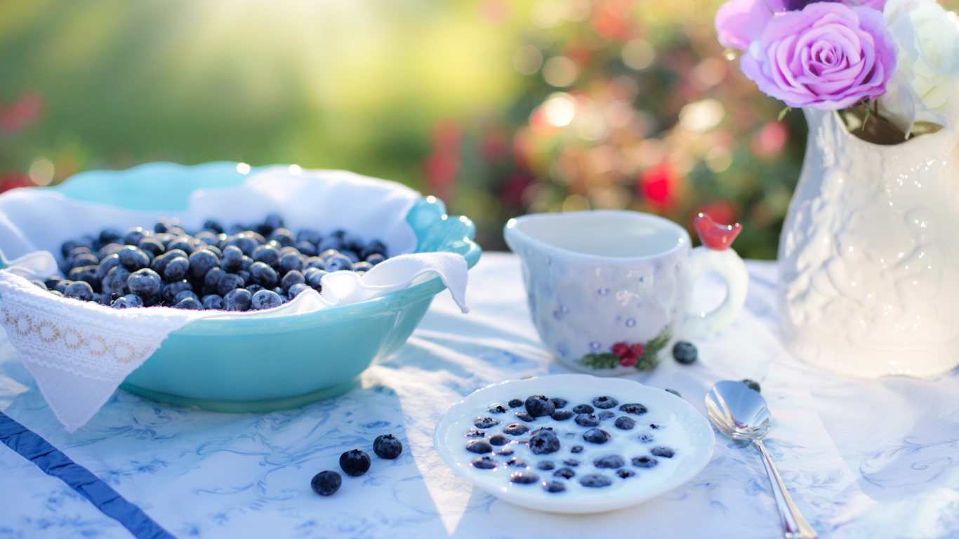 Черника с молоком на завтрак