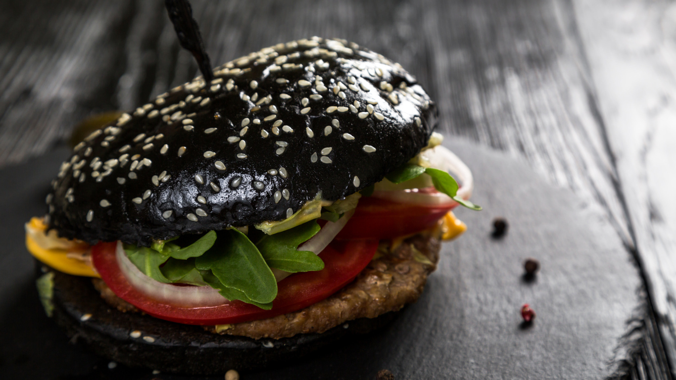 Черный гамбургер на столе