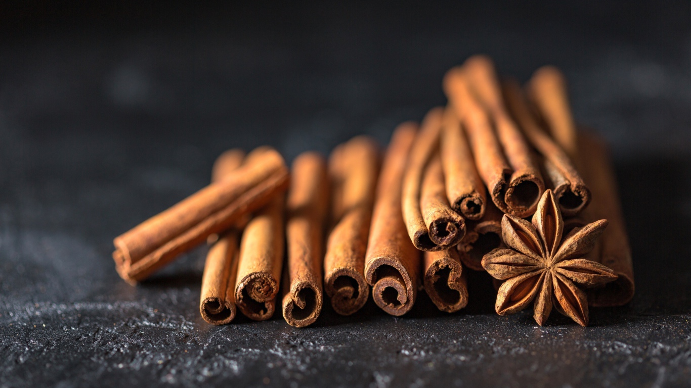 Палочки корицы с бадьяном на столе