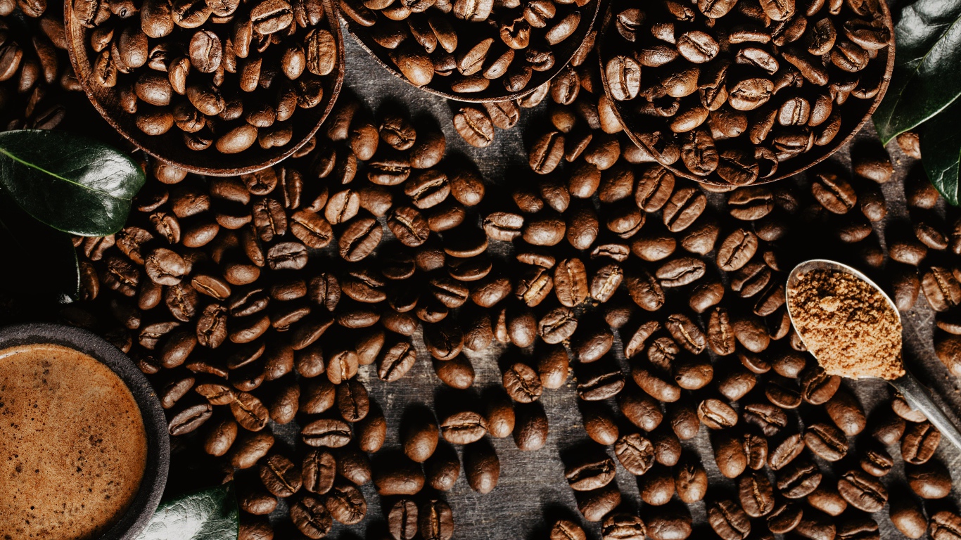 Кофейные зерна на столе крупным планом 