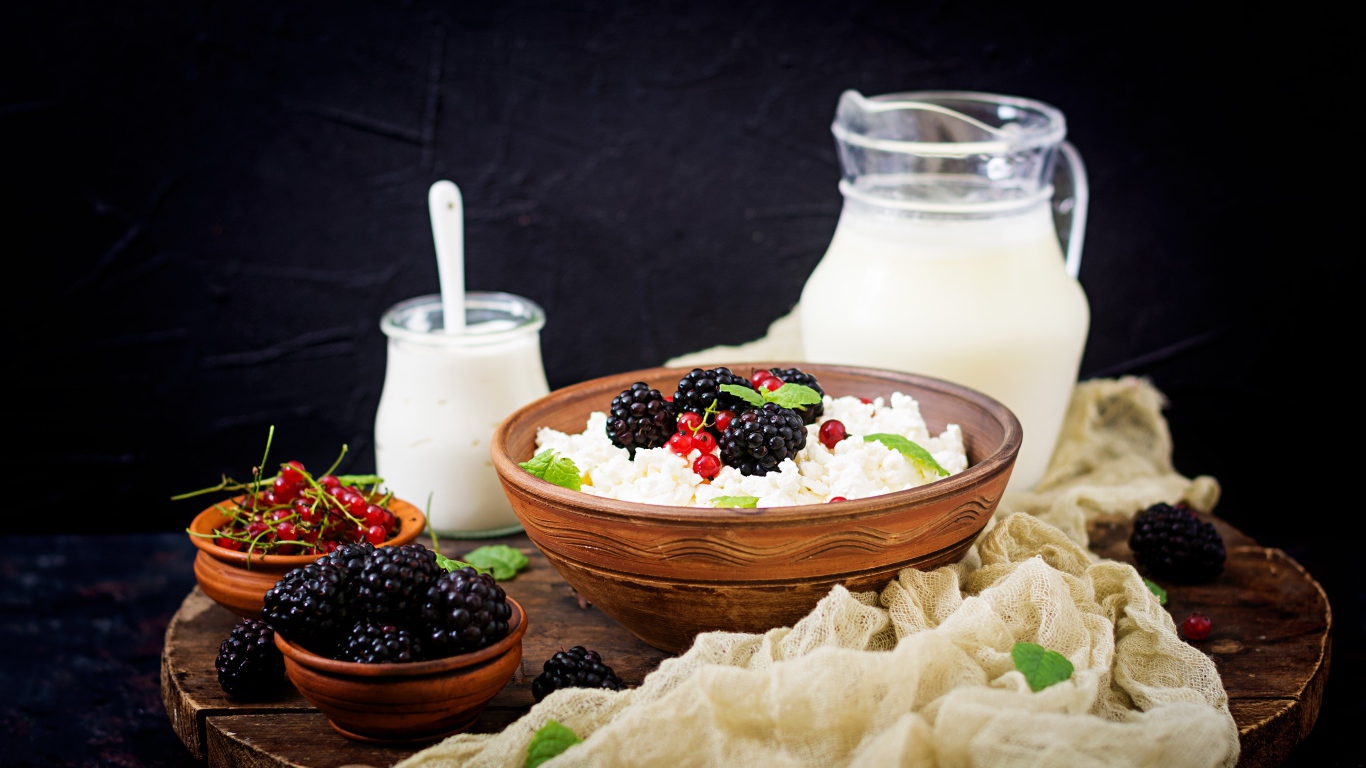 Творог с ягодами ежевики, красной смородины и молоком на завтрак