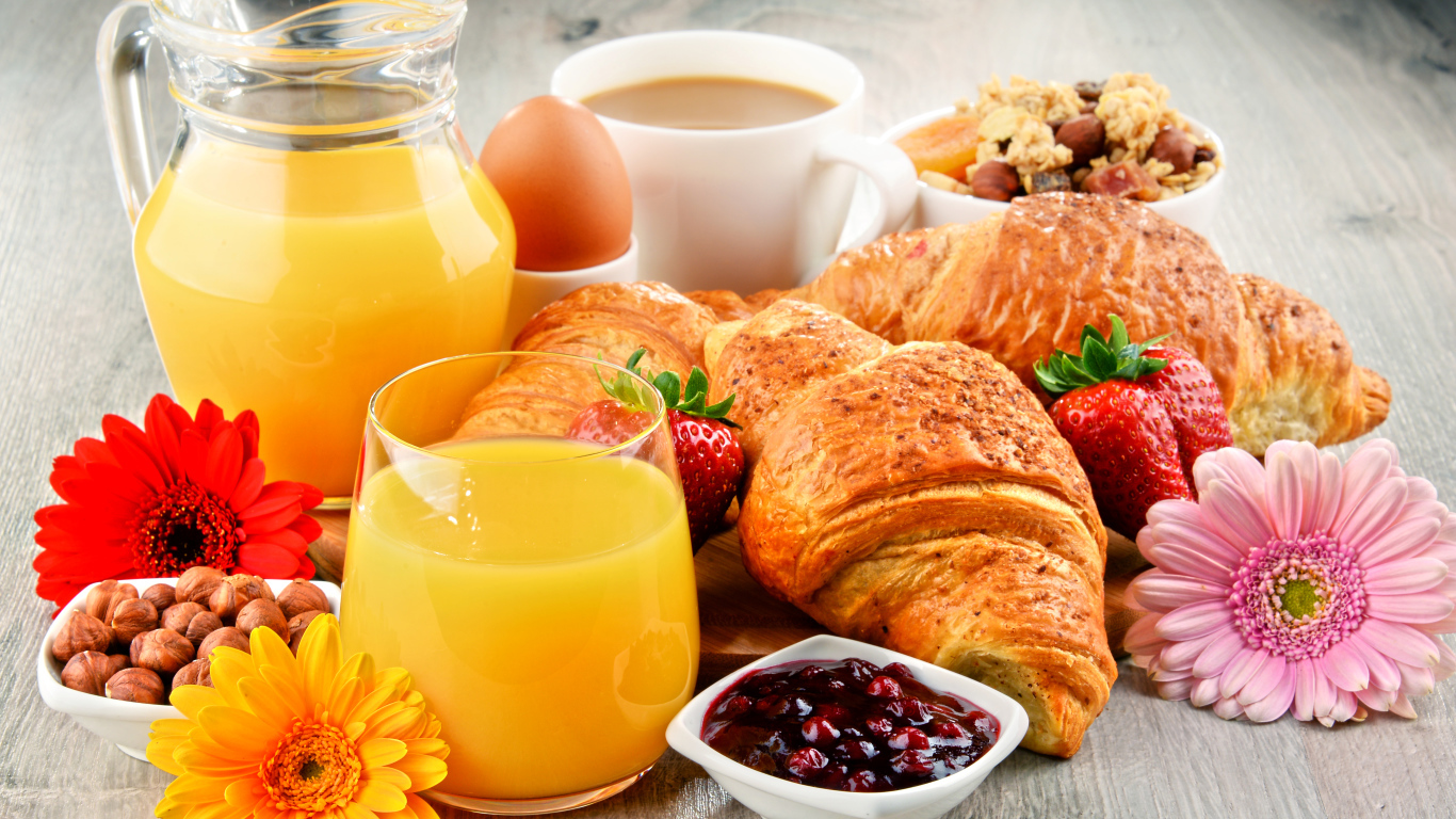 Круассаны, сок, орехи, яйцо и мюсли на завтрак 