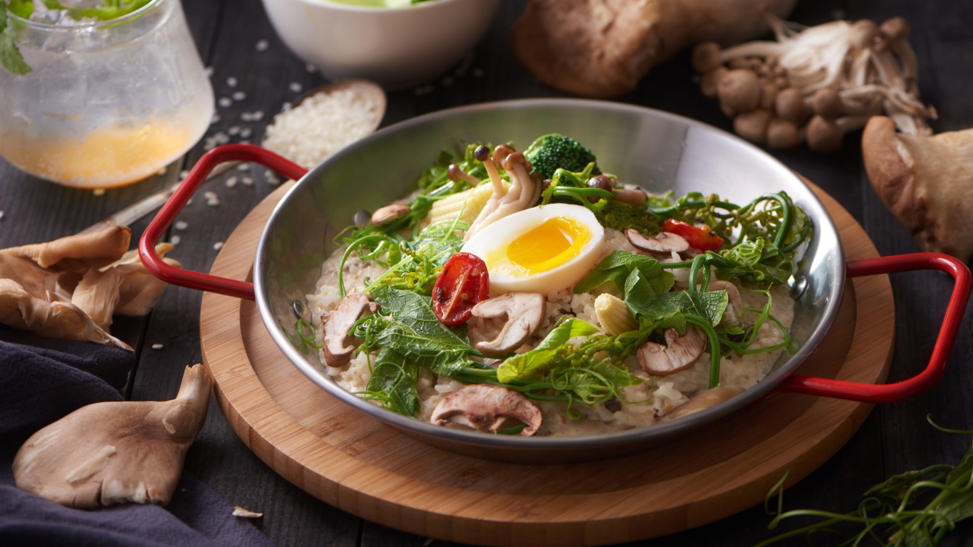 Вкусный рис с овощами и яйцом на столе