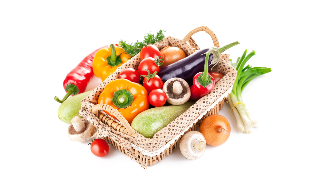 Свежие овощи в корзине на белом фоне