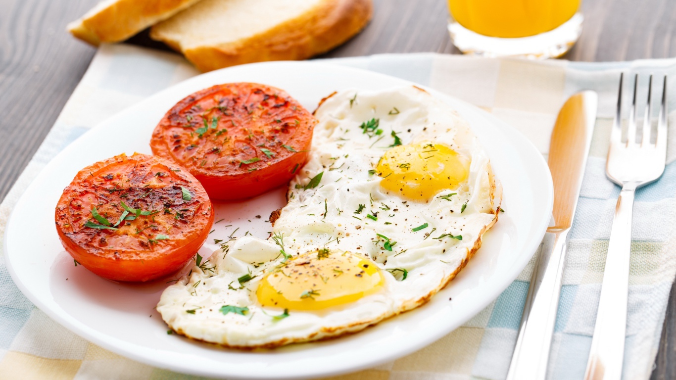 Яичница глазунья с жареными помидорами