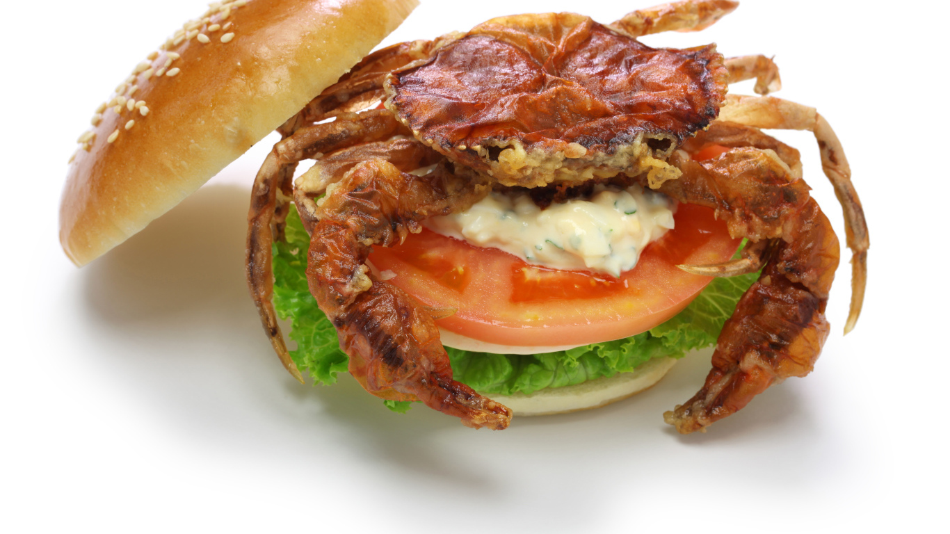 Гамбургер с овощами и крабом на белом фоне