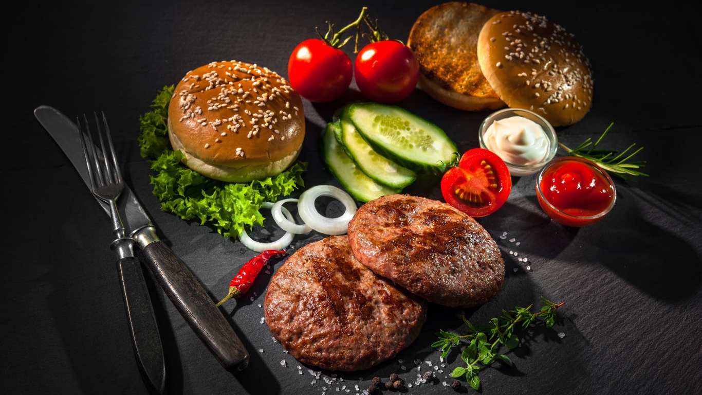 Ингредиенты для гамбургера на столе 