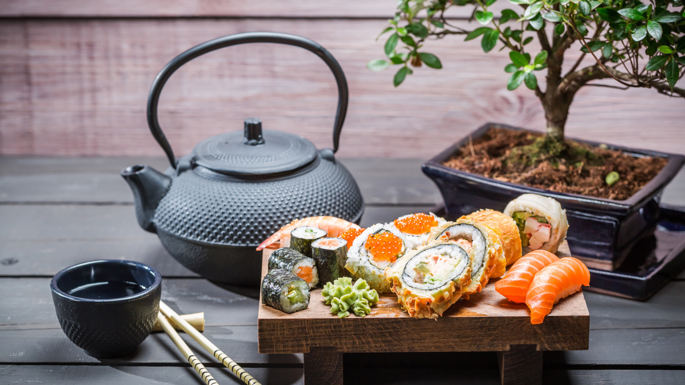 Японские суши на столе с чаем