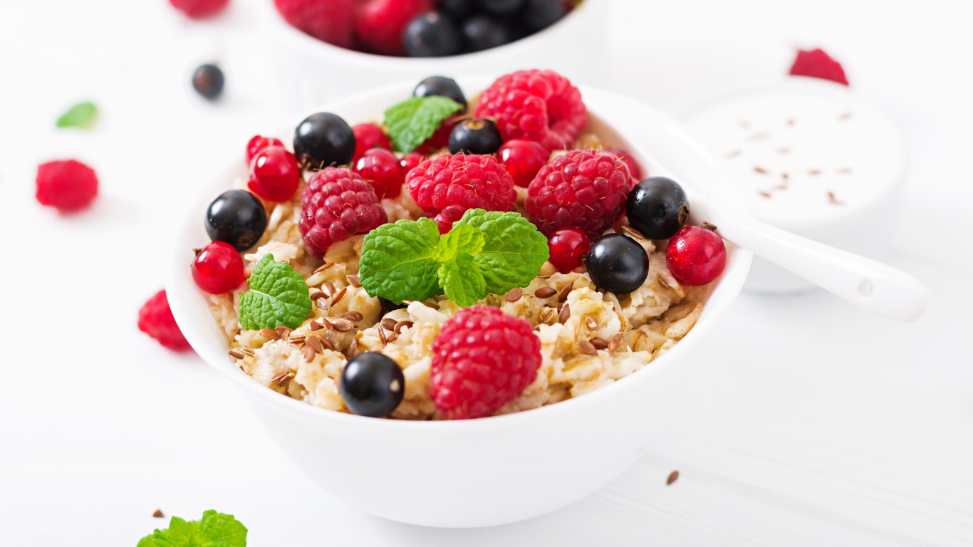 Мюсли с ягодами малины,  черники и красной смородины на завтрак