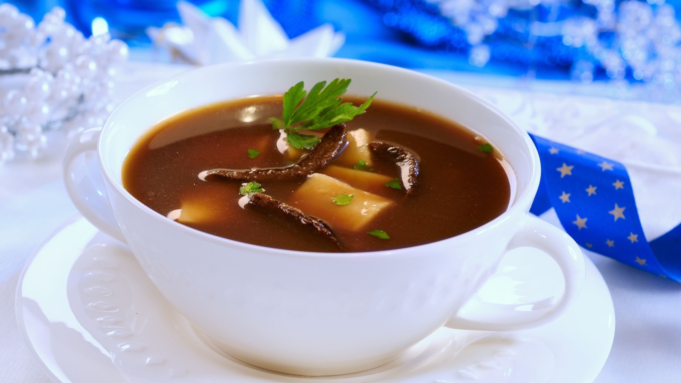 Грибной суп в белой тарелке