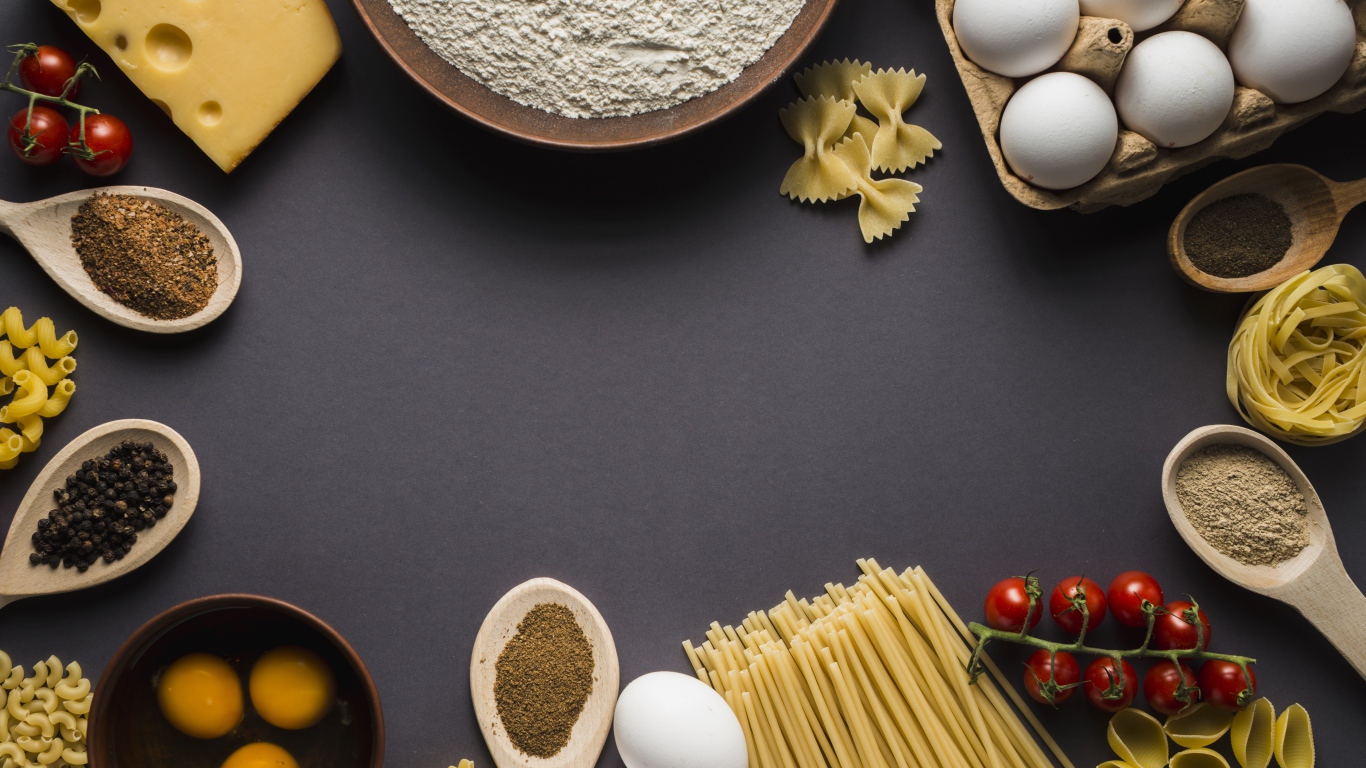Паста, яйца, специи и помидоры на сером фоне