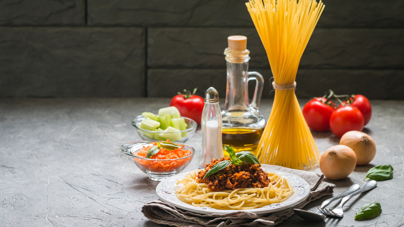 Паста с гарниром на столе с овощами и маслом