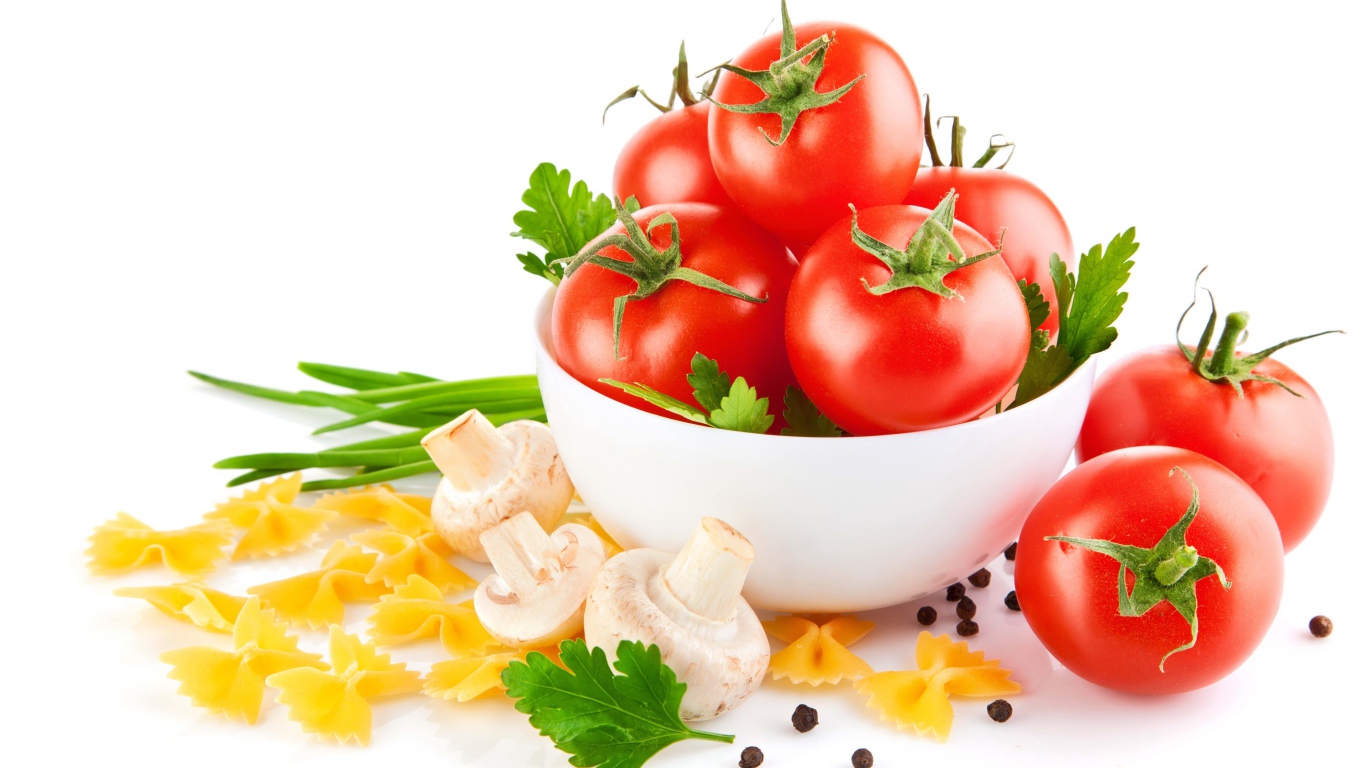 Красные помидоры, паста, лук и шампиньоны на белом фоне