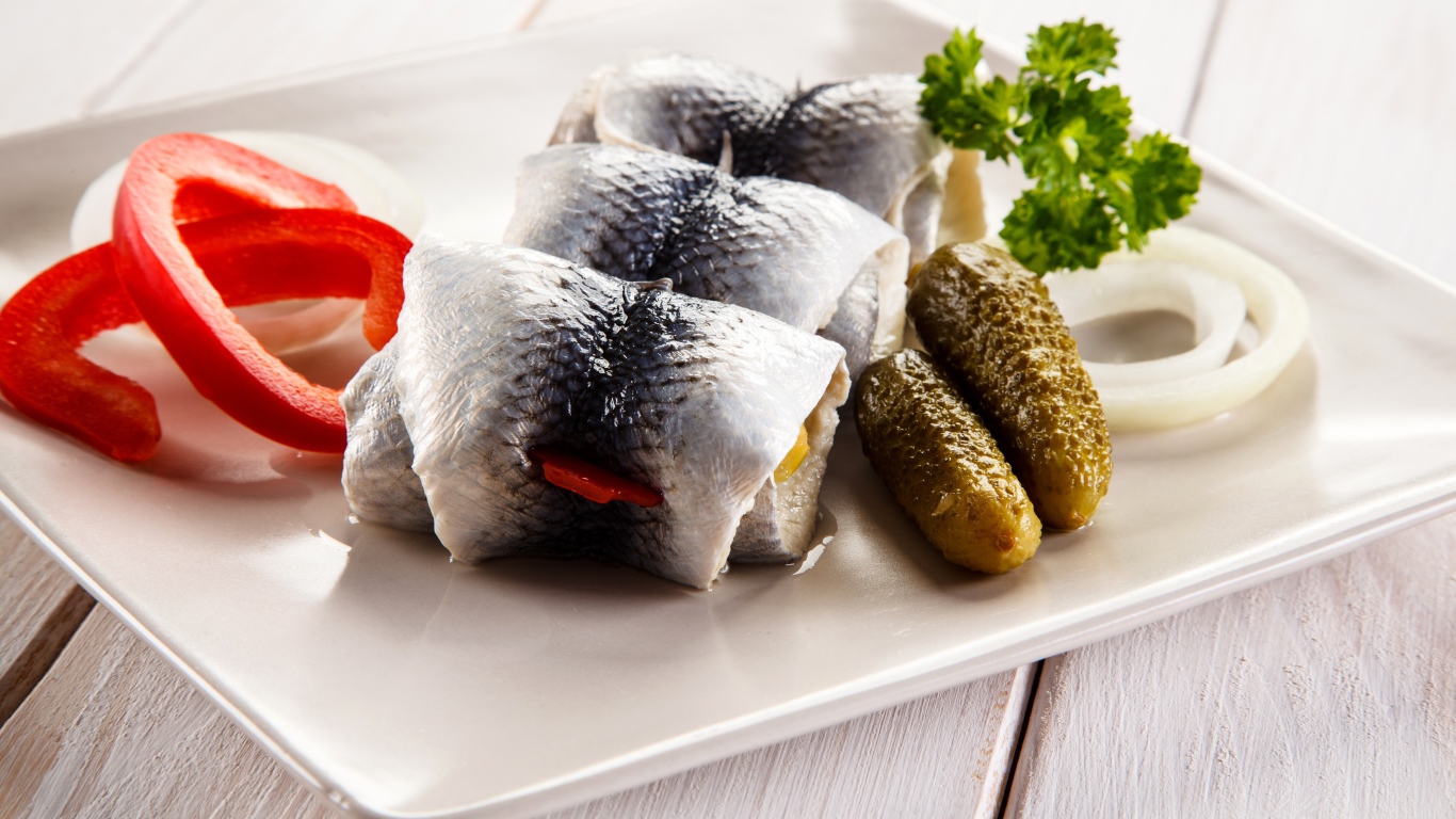 Рулетики из сельди с солеными огурцами и болгарским перцем