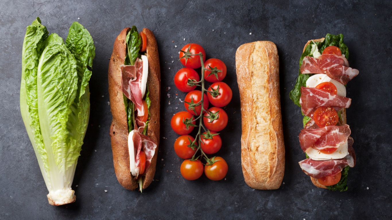 Сендвич с капустой и помидорами на столе