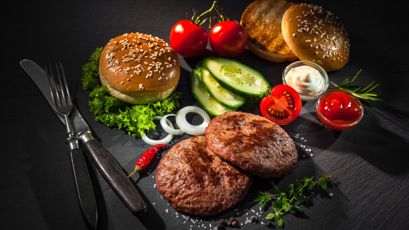 Вкусный натюрморт из гамбургеров на сером фоне