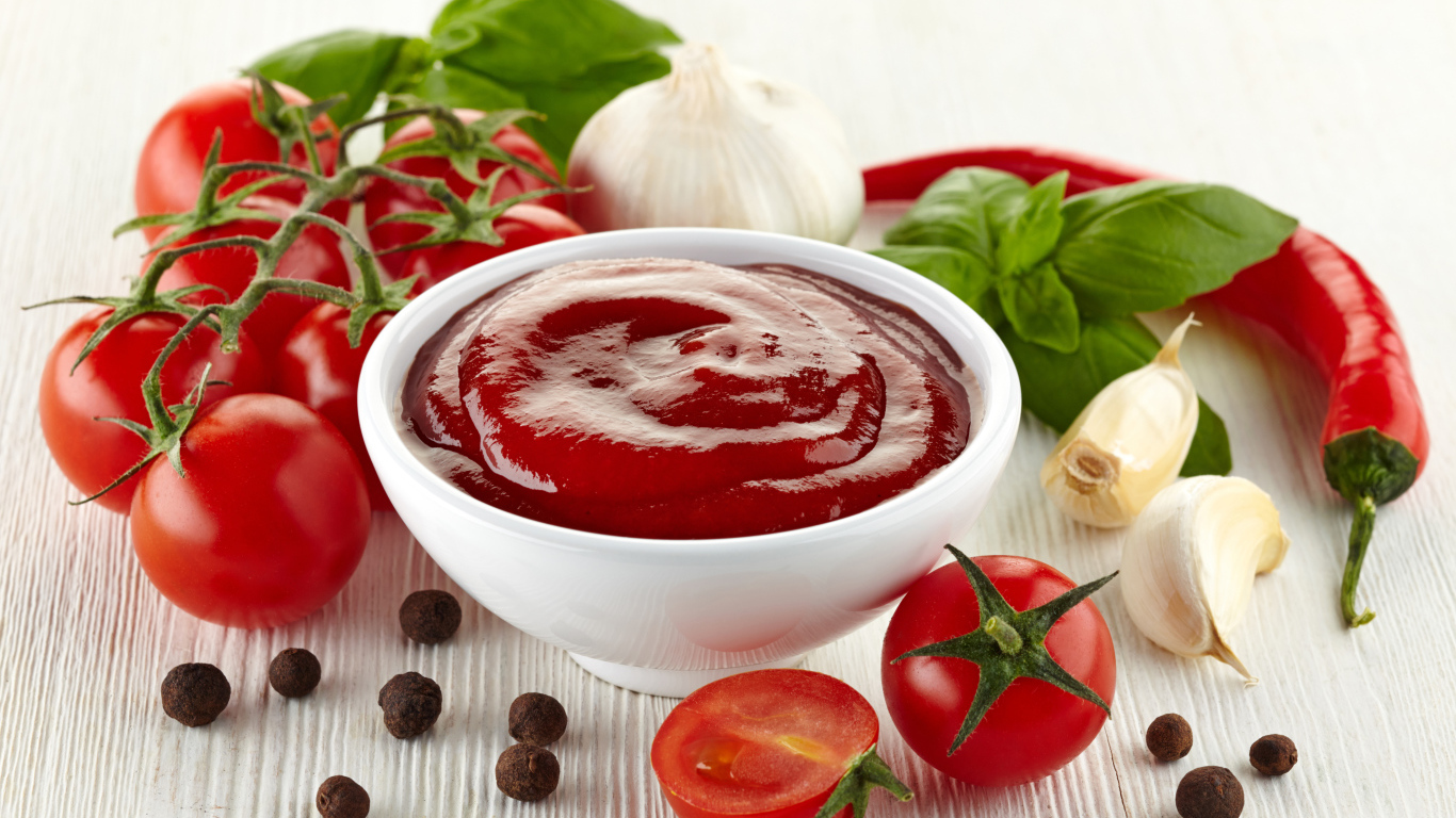Томатный соус на столе помидорами, чесноком, и горьким перцем