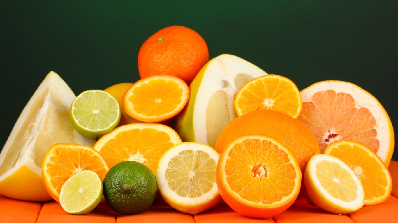 Аппетитные цитрусовые фрукты на столе