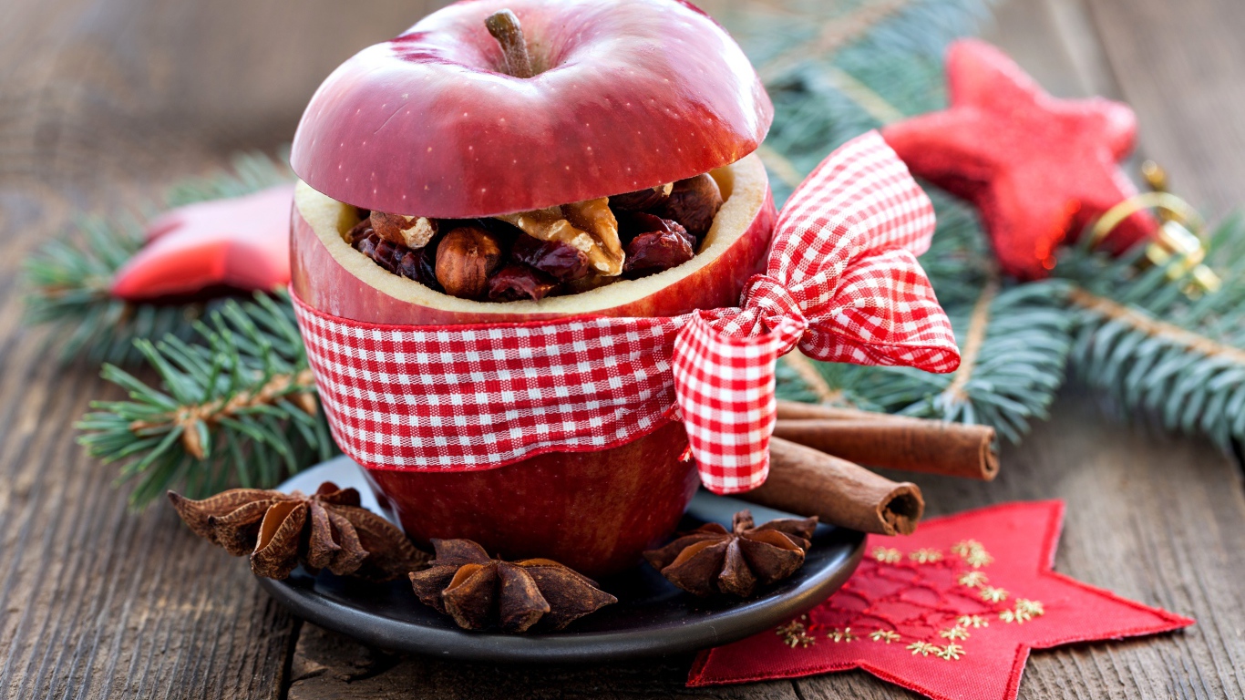 Яблоко с орехами внутри перевязано бантом