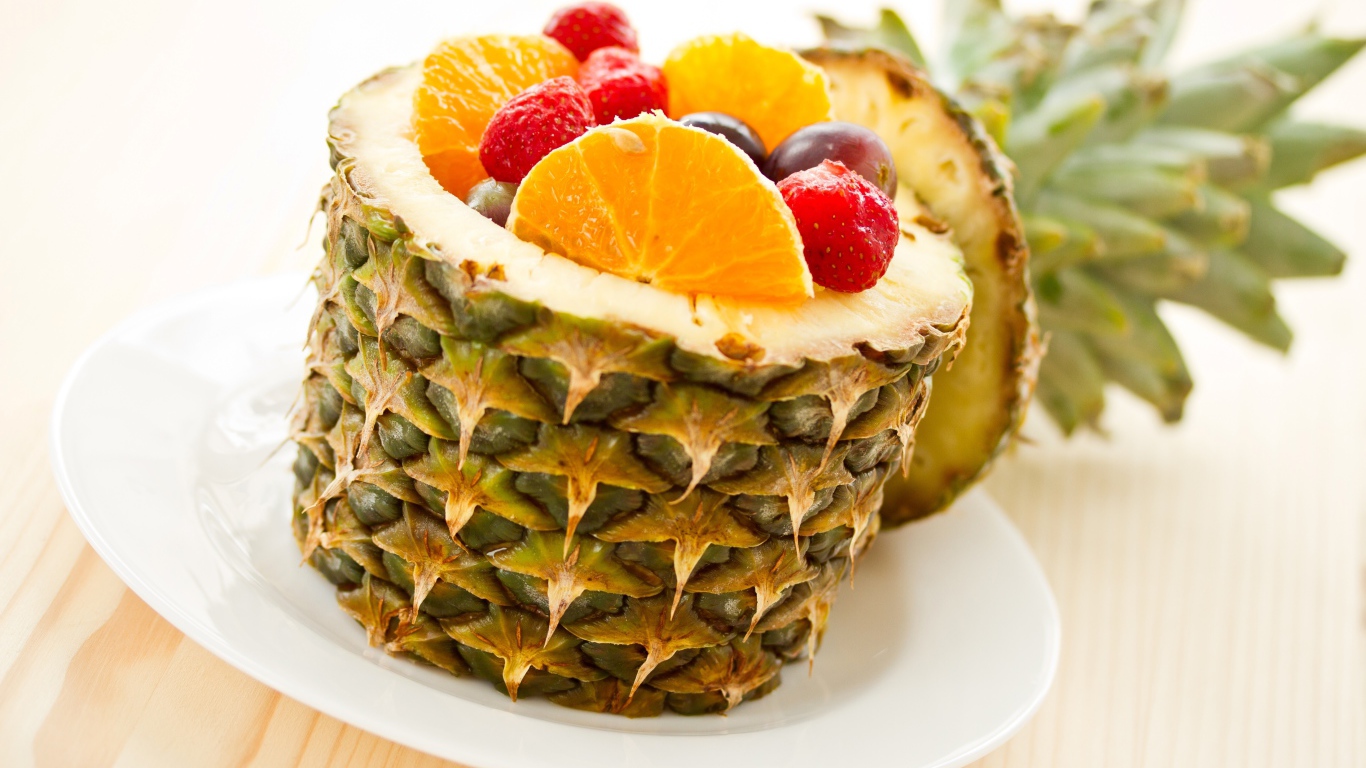 Салат из свежих фруктов в ананасе