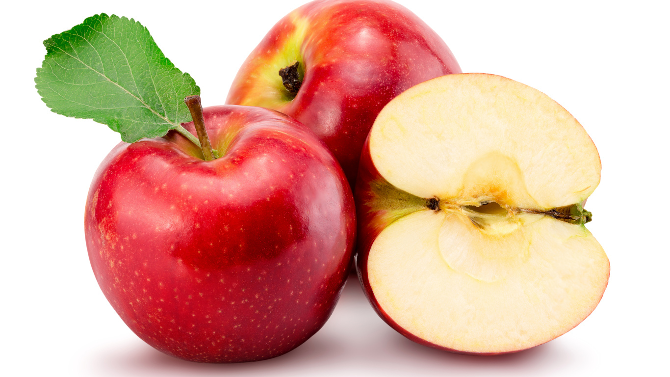 Сочные красные яблоки на белом фоне